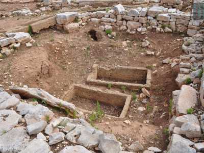 Non vi sono oggetti d'uso quotidiano, tutti trasferiti nel museo archeologico del locale castello normanno-svevo, ma sono visibili qua e l� diverse fosse mortuarie